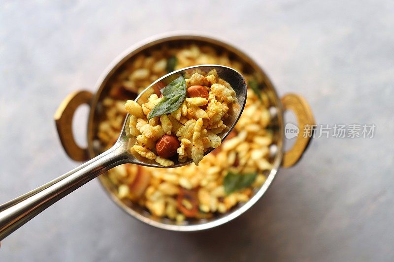 Jada Poha Namkeen Chivda或Thick Pohe Chivda。排灯节特别美味的小吃，由膨化米饭、炒花生、咖喱叶和一些香料制成。传统的印度排灯节小吃。与复制空间。